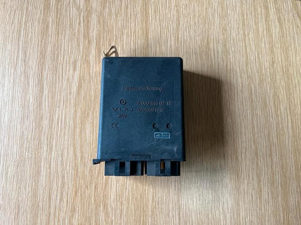 Mercedes VDO Funkfernbedienung Steuergerät A 000 446 02 18 - Ohjainyksikkö - Kuorma-auto: kuva Mercedes VDO Funkfernbedienung Steuergerät A 000 446 02 18 - Ohjainyksikkö - Kuorma-auto Mercedes VDO Funkfernbedienung Steuergerät A 000 446 02 18 - Ohjainyksikkö - Kuorma-auto: kuva Mercedes VDO Funkfernbedienung Steuergerät A 000 446 02 18 - Ohjainyksikkö - Kuorma-auto