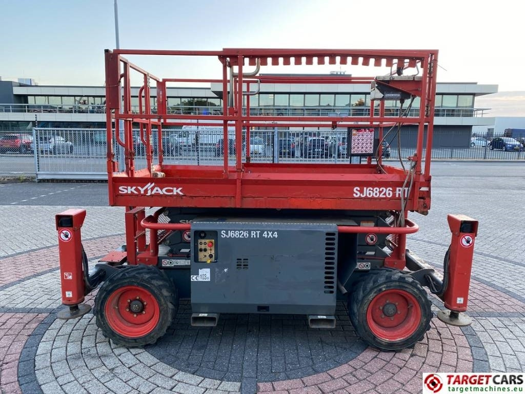 Saksilava SkyJack SJ6826RT Diesel 4x4 Scissor 6826 Work Lift 992cm: kuva Saksilava SkyJack SJ6826RT Diesel 4x4 Scissor 6826 Work Lift 992cm