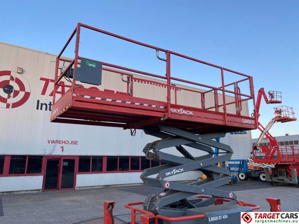 Saksilava SkyJack SJ6826RT Diesel 4x4 Scissor 6826 Work Lift 992cm: kuva Saksilava SkyJack SJ6826RT Diesel 4x4 Scissor 6826 Work Lift 992cm
