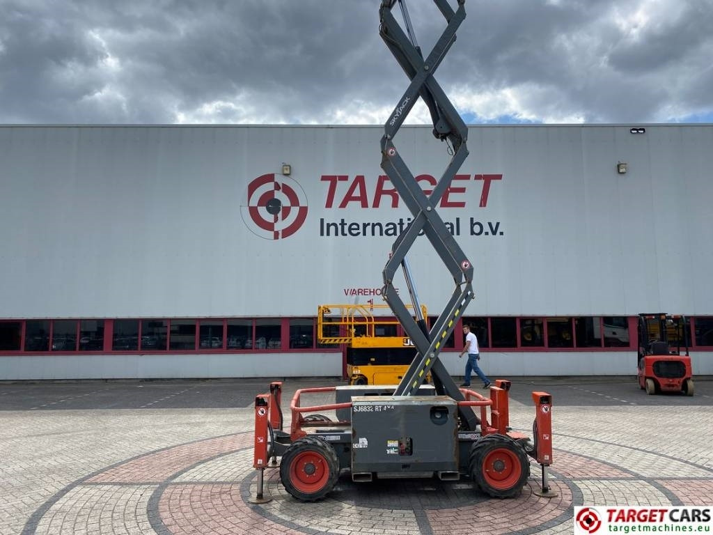 Saksilava SkyJack SJ6832 RT 6832 Diesel 4x4 Scissor Work Lift 1180cm: kuva Saksilava SkyJack SJ6832 RT 6832 Diesel 4x4 Scissor Work Lift 1180cm