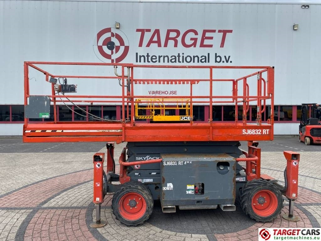 Saksilava SkyJack SJ6832 RT 6832 Diesel 4x4 Scissor Work Lift 1180cm: kuva Saksilava SkyJack SJ6832 RT 6832 Diesel 4x4 Scissor Work Lift 1180cm