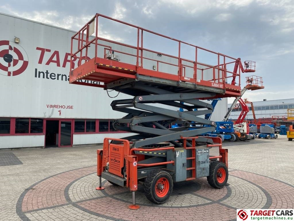 Saksilava SkyJack SJ8841 RT Diesel 4x4 Scissor Work Lift 1430cm: kuva Saksilava SkyJack SJ8841 RT Diesel 4x4 Scissor Work Lift 1430cm
