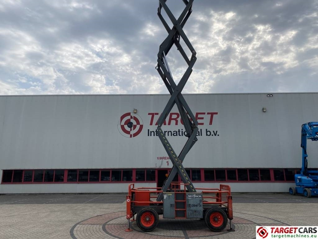 Saksilava SkyJack SJ8841 RT Diesel 4x4 Scissor Work Lift 1430cm: kuva Saksilava SkyJack SJ8841 RT Diesel 4x4 Scissor Work Lift 1430cm