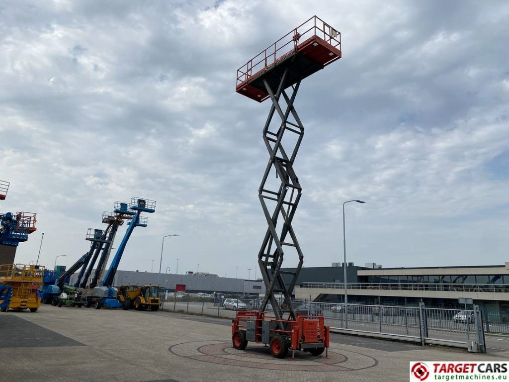 Saksilava SkyJack SJ8841 RT Diesel 4x4 Scissor Work Lift 1430cm: kuva Saksilava SkyJack SJ8841 RT Diesel 4x4 Scissor Work Lift 1430cm