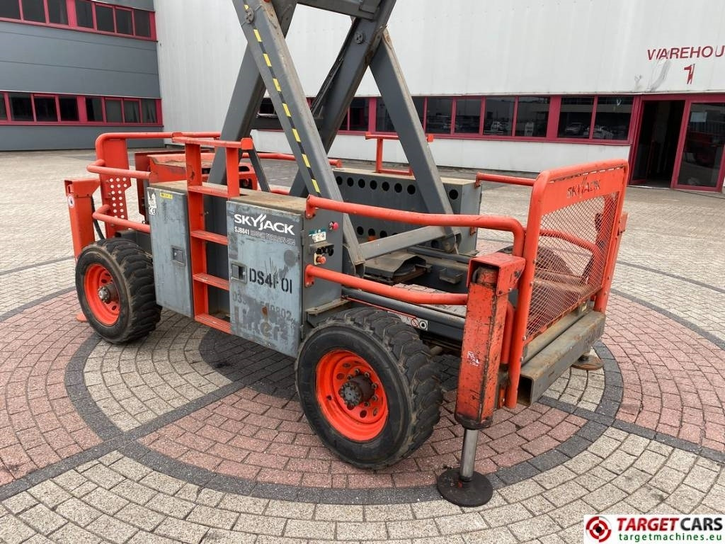 Saksilava SkyJack SJ8841 RT Diesel 4x4 Scissor Work Lift 1430cm: kuva Saksilava SkyJack SJ8841 RT Diesel 4x4 Scissor Work Lift 1430cm