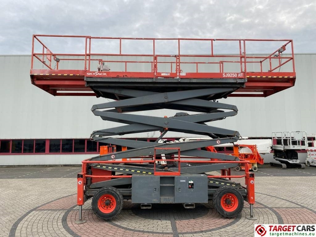 SkyJack SJ9250 RT Diesel 4x4 Scissor Work Lift 1720cm - Saksilava: kuva SkyJack SJ9250 RT Diesel 4x4 Scissor Work Lift 1720cm - Saksilava SkyJack SJ9250 RT Diesel 4x4 Scissor Work Lift 1720cm - Saksilava: kuva SkyJack SJ9250 RT Diesel 4x4 Scissor Work Lift 1720cm - Saksilava