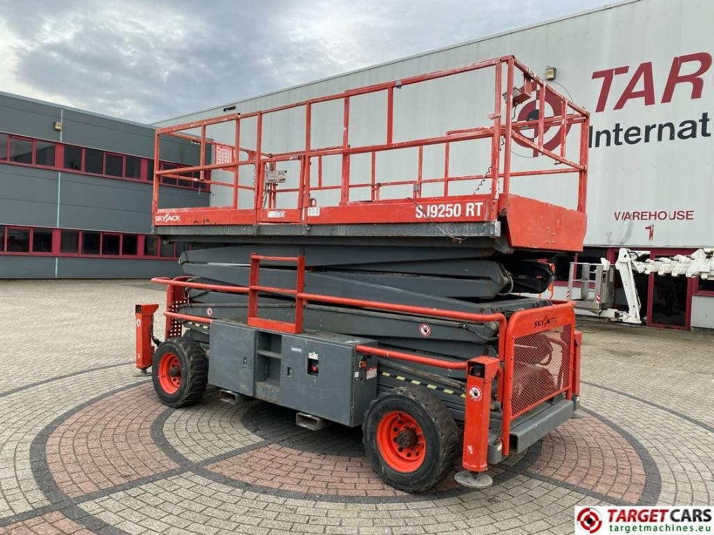 SkyJack SJ9250 RT Diesel 4x4 Scissor Work Lift 1720cm - Saksilava: kuva SkyJack SJ9250 RT Diesel 4x4 Scissor Work Lift 1720cm - Saksilava SkyJack SJ9250 RT Diesel 4x4 Scissor Work Lift 1720cm - Saksilava: kuva SkyJack SJ9250 RT Diesel 4x4 Scissor Work Lift 1720cm - Saksilava