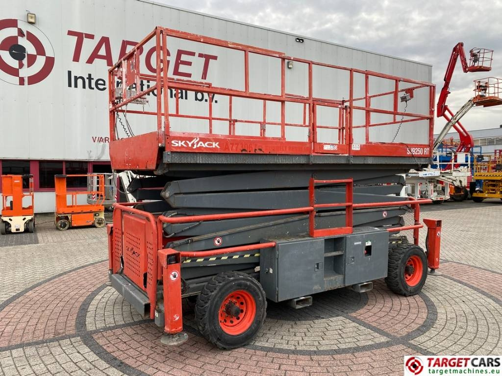 SkyJack SJ9250 RT Diesel 4x4 Scissor Work Lift 1720cm - Saksilava: kuva SkyJack SJ9250 RT Diesel 4x4 Scissor Work Lift 1720cm - Saksilava SkyJack SJ9250 RT Diesel 4x4 Scissor Work Lift 1720cm - Saksilava: kuva SkyJack SJ9250 RT Diesel 4x4 Scissor Work Lift 1720cm - Saksilava