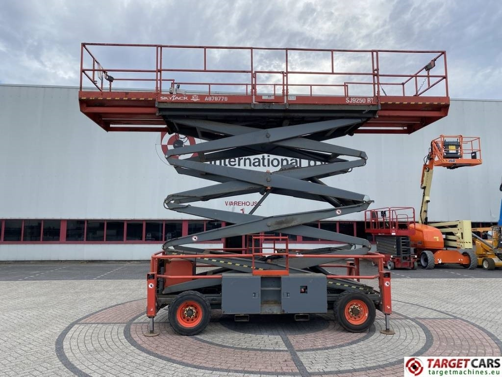 SkyJack SJ9250 RT Diesel 4x4 Scissor Work Lift 1720cm - Saksilava: kuva SkyJack SJ9250 RT Diesel 4x4 Scissor Work Lift 1720cm - Saksilava SkyJack SJ9250 RT Diesel 4x4 Scissor Work Lift 1720cm - Saksilava: kuva SkyJack SJ9250 RT Diesel 4x4 Scissor Work Lift 1720cm - Saksilava