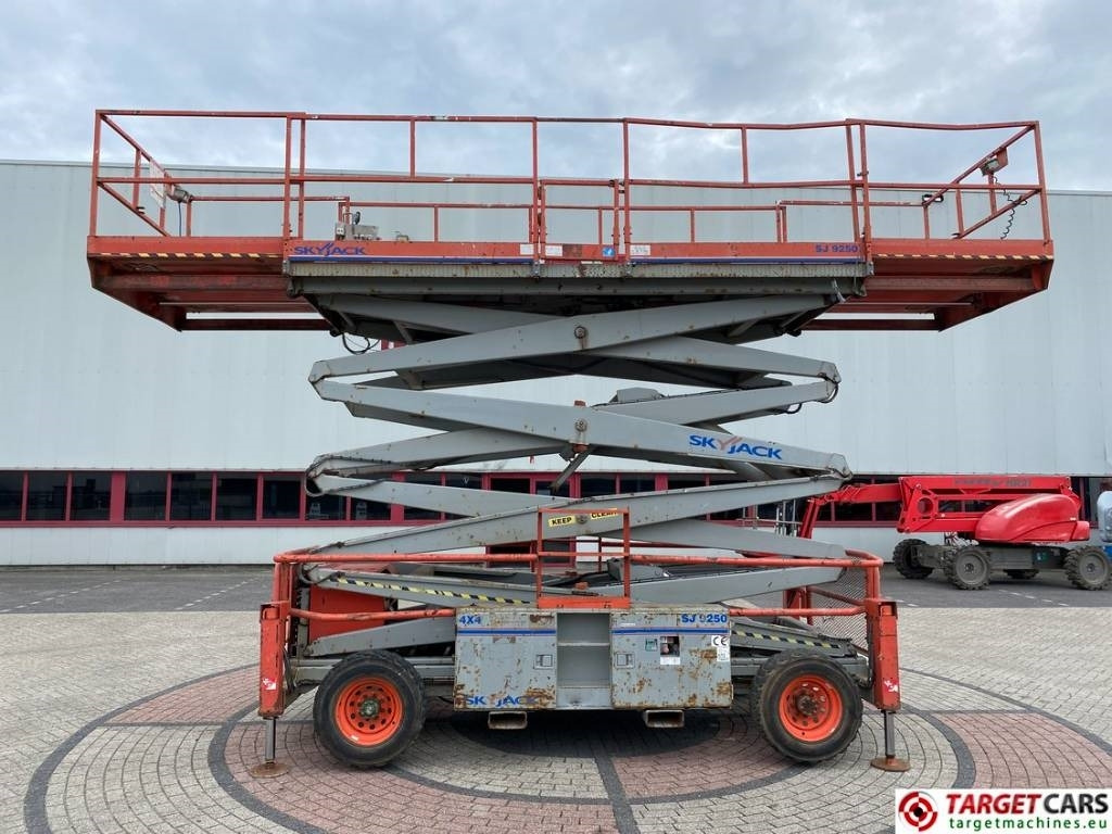 SkyJack SJ9250 RT Diesel Scissor Work Lift 1720cm - Saksilava: kuva SkyJack SJ9250 RT Diesel Scissor Work Lift 1720cm - Saksilava SkyJack SJ9250 RT Diesel Scissor Work Lift 1720cm - Saksilava: kuva SkyJack SJ9250 RT Diesel Scissor Work Lift 1720cm - Saksilava