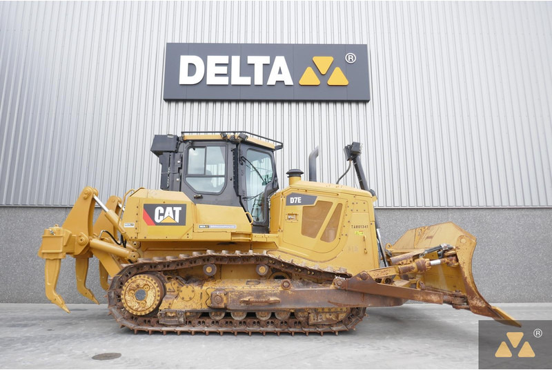 Caterpillar D7E - Puskutraktori: kuva Caterpillar D7E - Puskutraktori Caterpillar D7E - Puskutraktori: kuva Caterpillar D7E - Puskutraktori