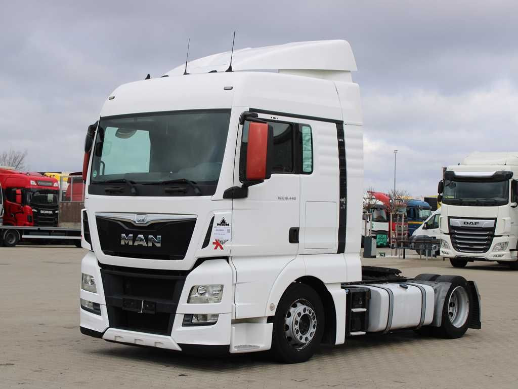 MAN TGX 18.440, LOWDECK, EURO 6 - Vetopöytäauto: kuva MAN TGX 18.440, LOWDECK, EURO 6 - Vetopöytäauto MAN TGX 18.440, LOWDECK, EURO 6 - Vetopöytäauto: kuva MAN TGX 18.440, LOWDECK, EURO 6 - Vetopöytäauto