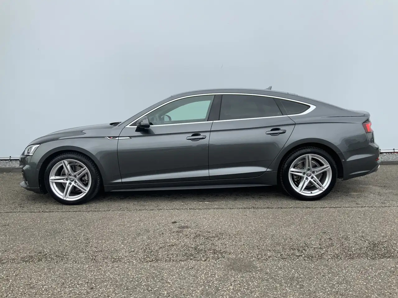 Audi A5 Sportback 2.0 TFSI g-tron Sport 2 x S-line edition - Viistoperä: kuva Audi A5 Sportback 2.0 TFSI g-tron Sport 2 x S-line edition - Viistoperä Audi A5 Sportback 2.0 TFSI g-tron Sport 2 x S-line edition - Viistoperä: kuva Audi A5 Sportback 2.0 TFSI g-tron Sport 2 x S-line edition - Viistoperä
