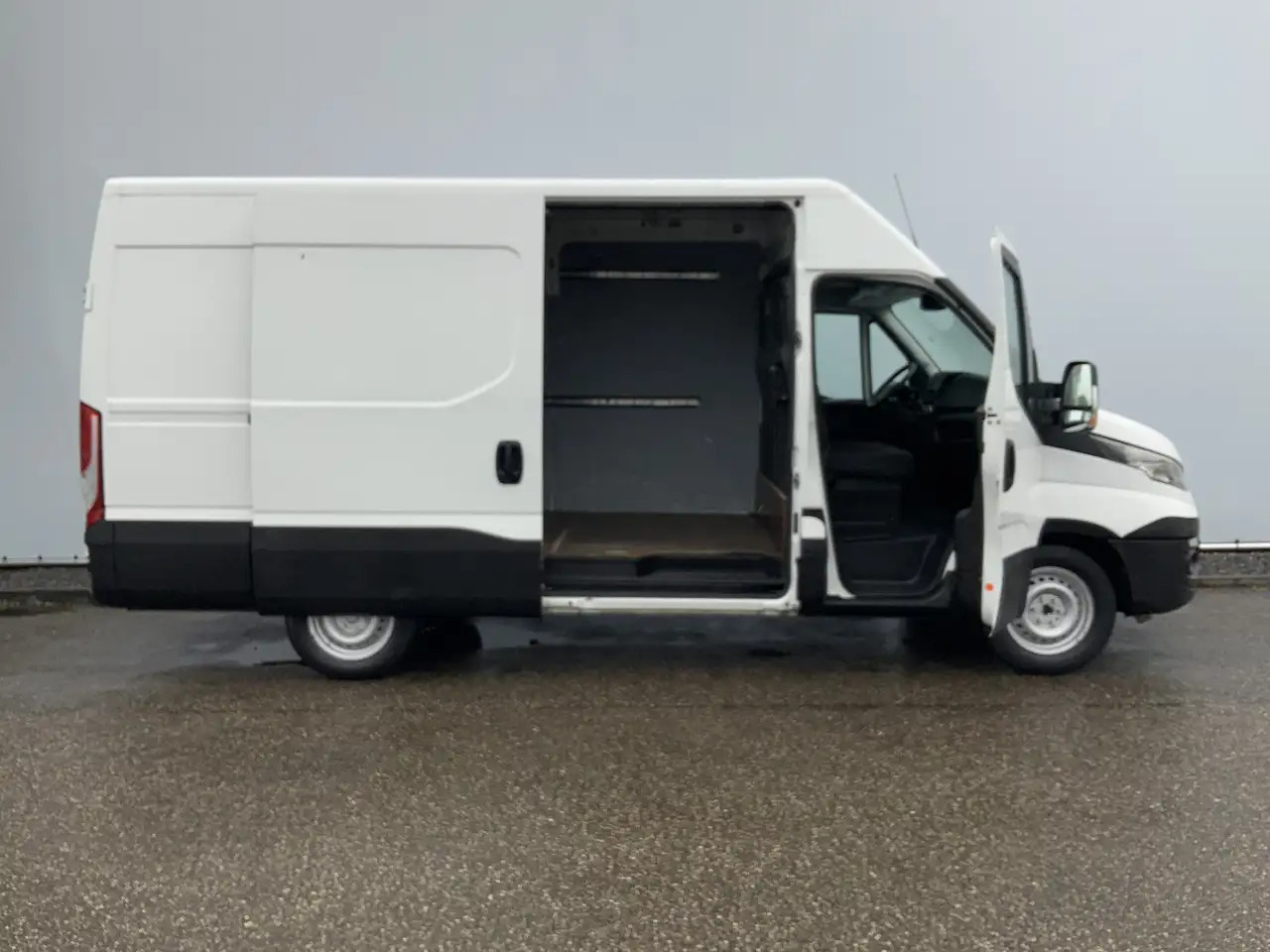 Iveco Daily 35S13V 2.3 352 H2 L3 Airco 3 Zits Opstap Euro 5 - Pakettiauto: kuva Iveco Daily 35S13V 2.3 352 H2 L3 Airco 3 Zits Opstap Euro 5 - Pakettiauto Iveco Daily 35S13V 2.3 352 H2 L3 Airco 3 Zits Opstap Euro 5 - Pakettiauto: kuva Iveco Daily 35S13V 2.3 352 H2 L3 Airco 3 Zits Opstap Euro 5 - Pakettiauto