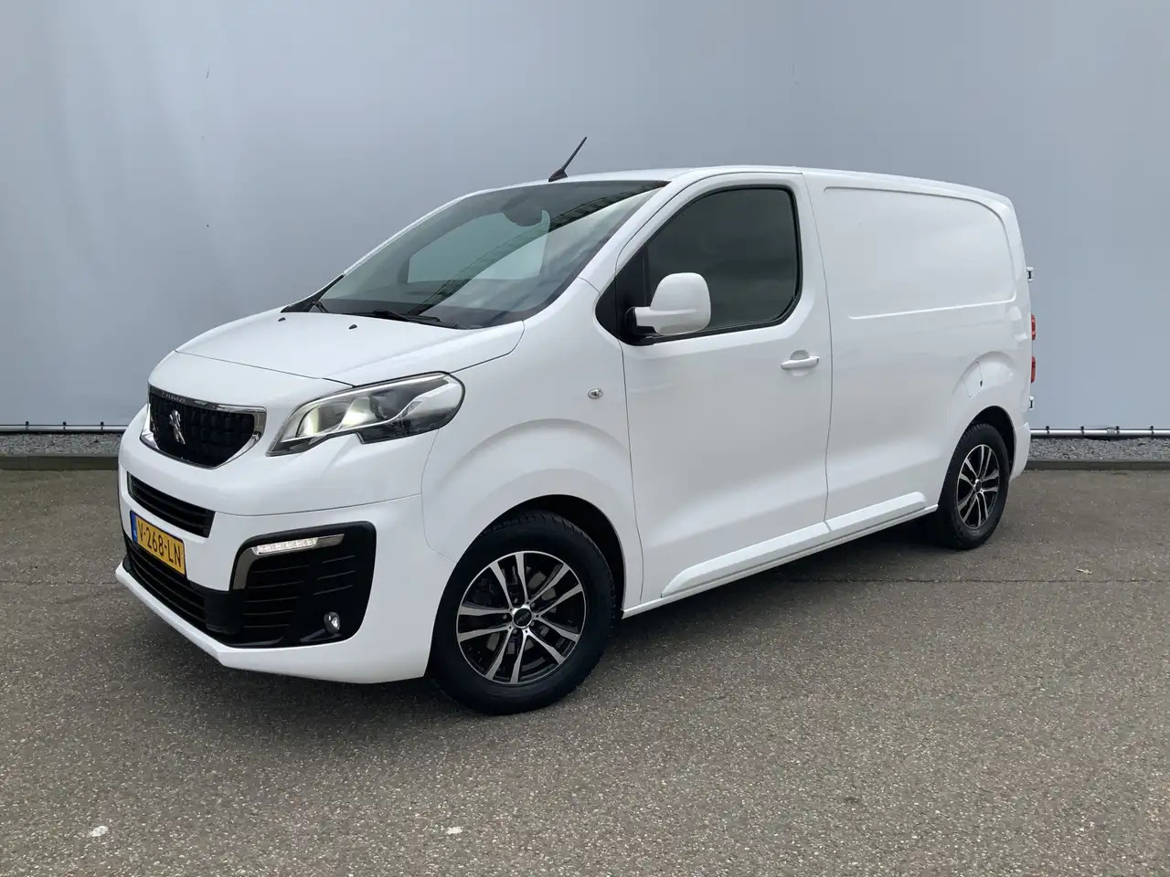 Peugeot Expert 227C 2.0 BlueHDI 150 Premium Pack Airco Cruise Cam - Pakettiauto: kuva Peugeot Expert 227C 2.0 BlueHDI 150 Premium Pack Airco Cruise Cam - Pakettiauto Peugeot Expert 227C 2.0 BlueHDI 150 Premium Pack Airco Cruise Cam - Pakettiauto: kuva Peugeot Expert 227C 2.0 BlueHDI 150 Premium Pack Airco Cruise Cam - Pakettiauto
