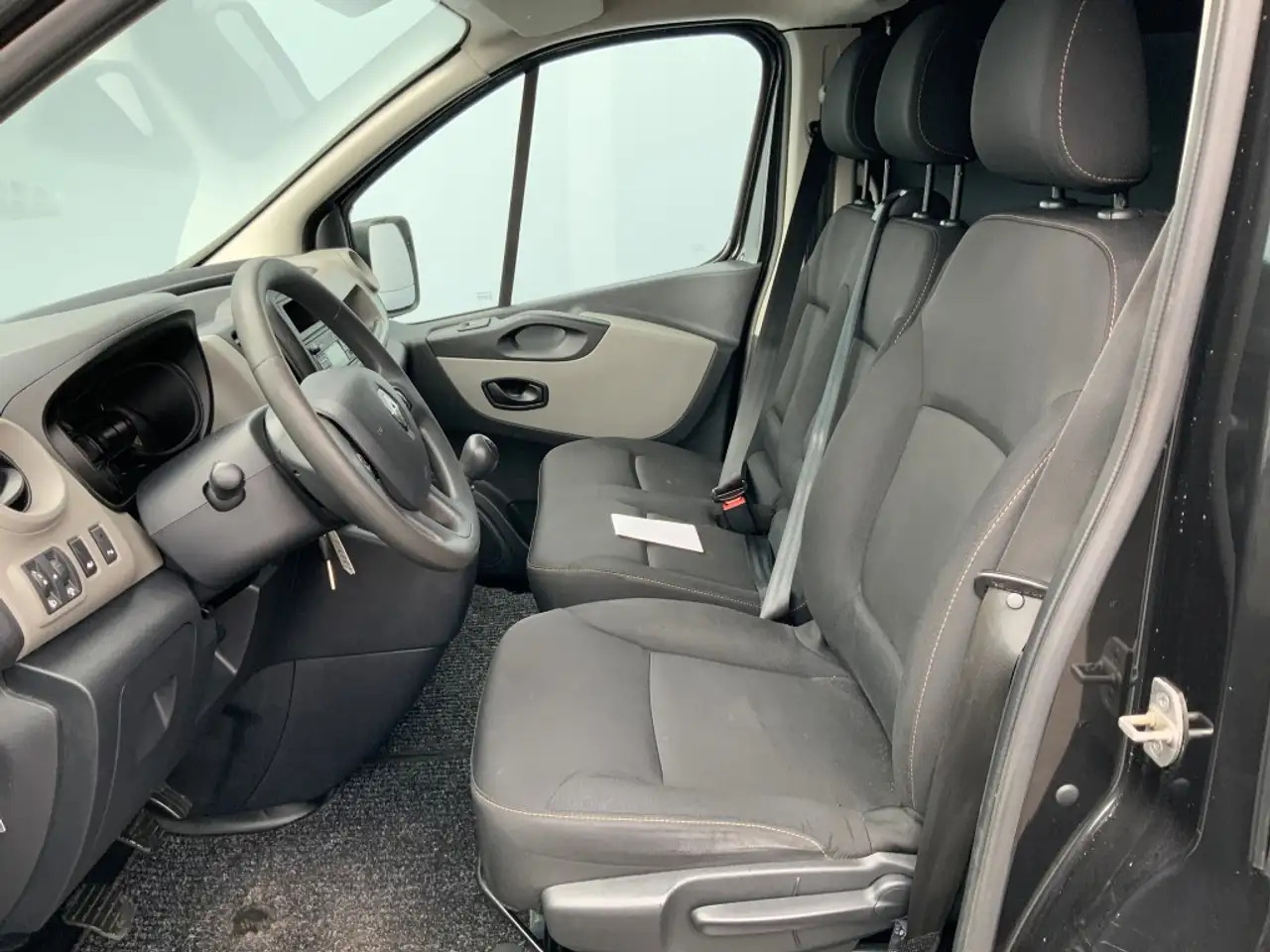 Renault Trafic 1.6 dCi T29 L2H2 Comfort Energy Airco Cruise 3 Zit - Pakettiauto: kuva Renault Trafic 1.6 dCi T29 L2H2 Comfort Energy Airco Cruise 3 Zit - Pakettiauto Renault Trafic 1.6 dCi T29 L2H2 Comfort Energy Airco Cruise 3 Zit - Pakettiauto: kuva Renault Trafic 1.6 dCi T29 L2H2 Comfort Energy Airco Cruise 3 Zit - Pakettiauto
