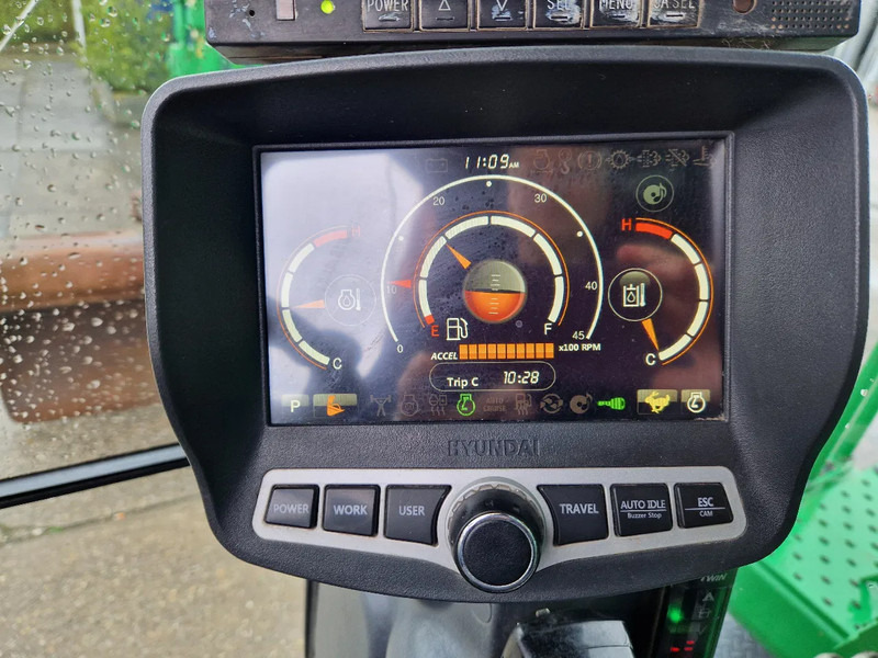 Pyöräalustainen kaivinkone Hyundai Robex 160W-9A met 6-cilinder Cummins motor: kuva Pyöräalustainen kaivinkone Hyundai Robex 160W-9A met 6-cilinder Cummins motor