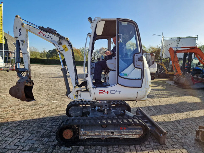WACKER NEUSON 2404RD met nivelleersysteem, mountain proof - Minikuormaaja: kuva WACKER NEUSON 2404RD met nivelleersysteem, mountain proof - Minikuormaaja WACKER NEUSON 2404RD met nivelleersysteem, mountain proof - Minikuormaaja: kuva WACKER NEUSON 2404RD met nivelleersysteem, mountain proof - Minikuormaaja