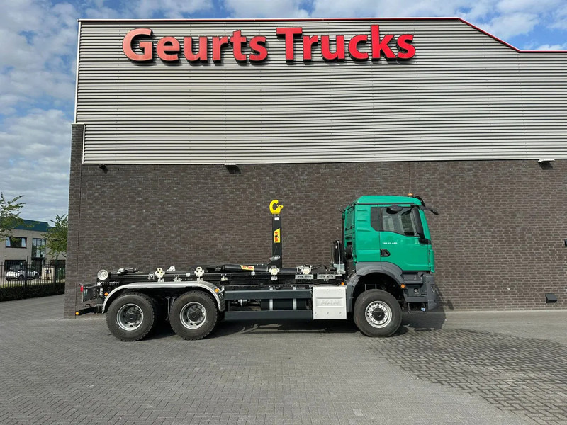 MAN TGS 33.480 6X6 HYVA LIFT 26-55-S HAAKARM / ABROLLKIPPER/ HOOKLIFT (NIEUWE/ NEU/ NEW) - Koukkulava kuorma-auto: kuva MAN TGS 33.480 6X6 HYVA LIFT 26-55-S HAAKARM / ABROLLKIPPER/ HOOKLIFT (NIEUWE/ NEU/ NEW) - Koukkulava kuorma-auto MAN TGS 33.480 6X6 HYVA LIFT 26-55-S HAAKARM / ABROLLKIPPER/ HOOKLIFT (NIEUWE/ NEU/ NEW) - Koukkulava kuorma-auto: kuva MAN TGS 33.480 6X6 HYVA LIFT 26-55-S HAAKARM / ABROLLKIPPER/ HOOKLIFT (NIEUWE/ NEU/ NEW) - Koukkulava kuorma-auto