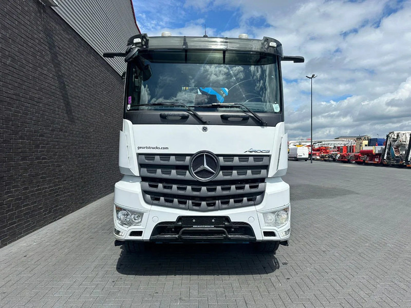 Nosturiauto Mercedes-Benz Arocs 3351 963-2-E 6X4 KIPPER / TIPPER + PALFINGER PK30.002 TEC7 KRAAN / KRAN / CRANE / GRUA: kuva Nosturiauto Mercedes-Benz Arocs 3351 963-2-E 6X4 KIPPER / TIPPER + PALFINGER PK30.002 TEC7 KRAAN / KRAN / CRANE / GRUA