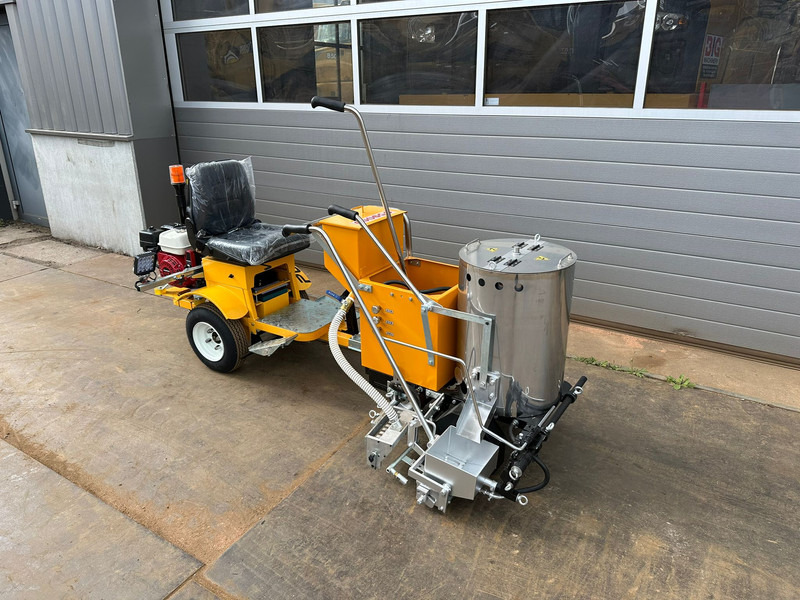 Giga power 860 Road Marking Machine - Asfaltinlaskija: kuva Giga power 860 Road Marking Machine - Asfaltinlaskija Giga power 860 Road Marking Machine - Asfaltinlaskija: kuva Giga power 860 Road Marking Machine - Asfaltinlaskija