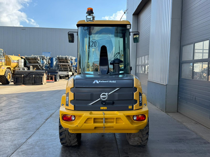 Volvo L30G - Pyöräkuormaaja: kuva Volvo L30G - Pyöräkuormaaja Volvo L30G - Pyöräkuormaaja: kuva Volvo L30G - Pyöräkuormaaja