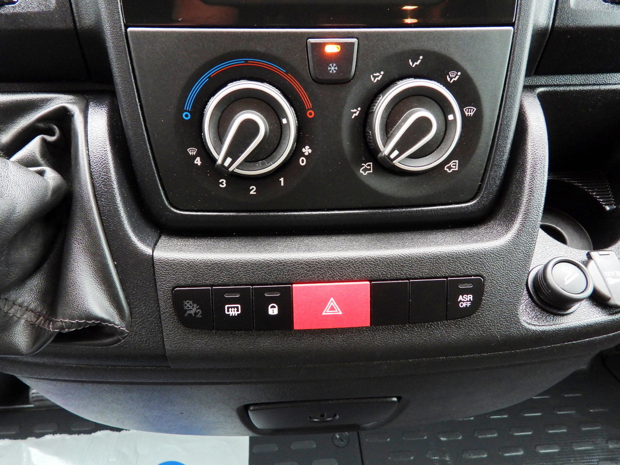 Pakettiauto CITROEN JUMPER  BOX DELIVERY VAN 7 SEATS CRUISE CONTROL LED LIGHTS AIR CONDITIONING  165HP: kuva Pakettiauto CITROEN JUMPER  BOX DELIVERY VAN 7 SEATS CRUISE CONTROL LED LIGHTS AIR CONDITIONING  165HP