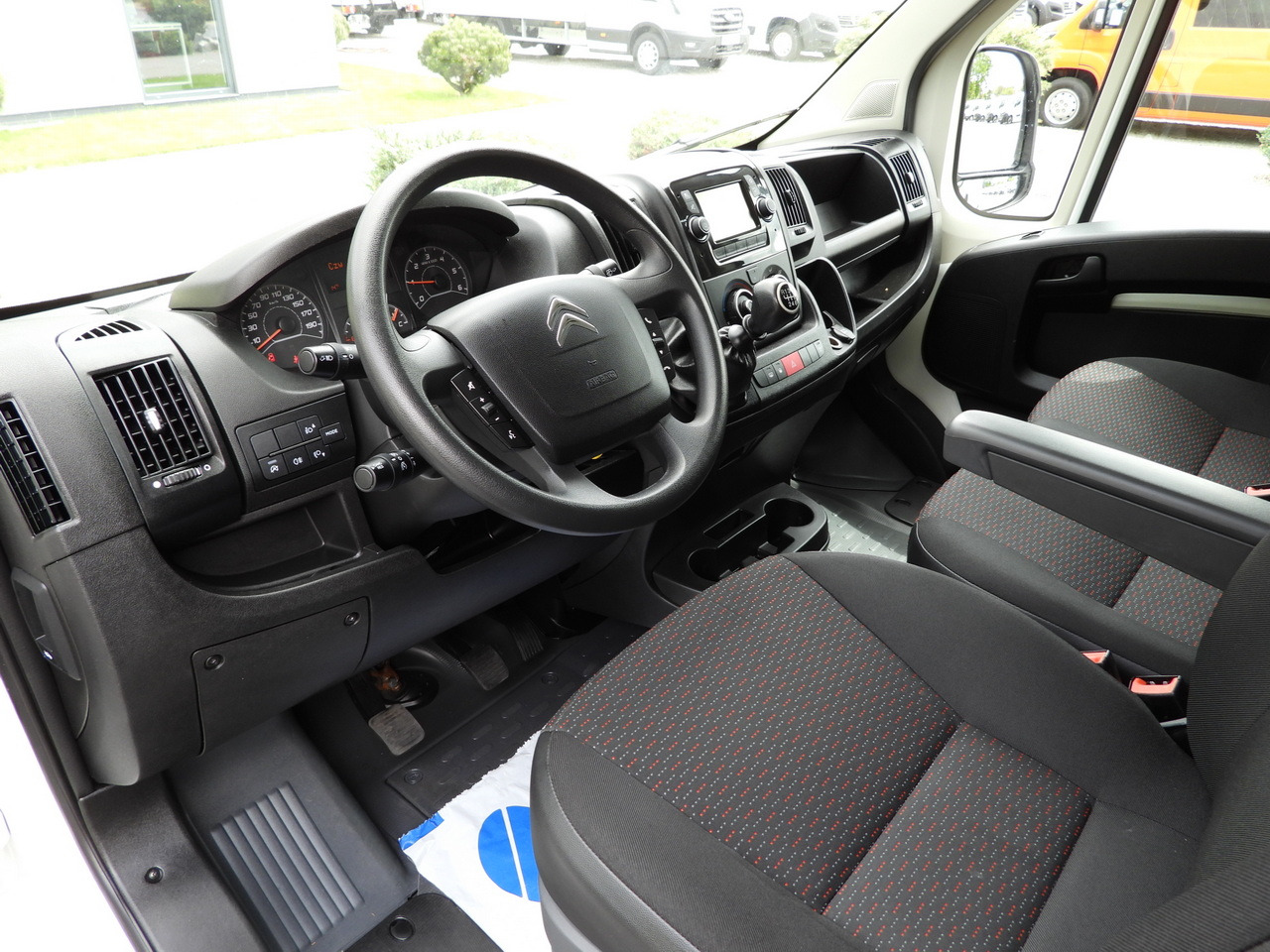 CITROEN JUMPER BOX LIFT 8 PALLETS CRUISE CONTROL NAVIGATION AIR CONDITIONING 165HP - Jakeluauto: kuva CITROEN JUMPER BOX LIFT 8 PALLETS CRUISE CONTROL NAVIGATION AIR CONDITIONING 165HP - Jakeluauto CITROEN JUMPER BOX LIFT 8 PALLETS CRUISE CONTROL NAVIGATION AIR CONDITIONING 165HP - Jakeluauto: kuva CITROEN JUMPER BOX LIFT 8 PALLETS CRUISE CONTROL NAVIGATION AIR CONDITIONING 165HP - Jakeluauto