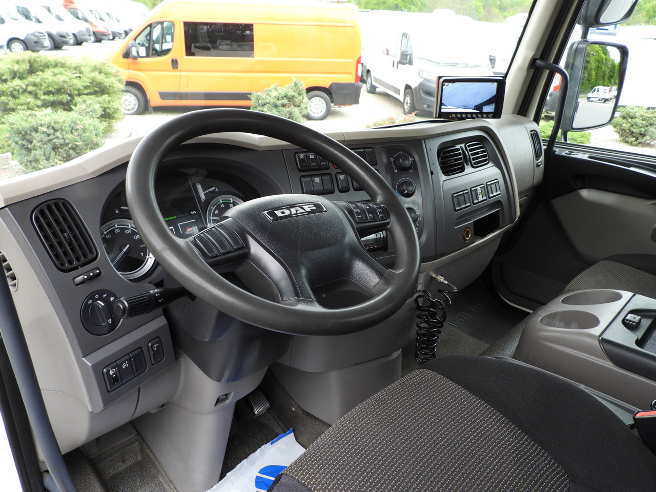 DAF LF 180 THREE-WAY TIPPER CRUISE CONTROL LED LIGHTS AUTOMATIC TRANSMISSION TWIN WHEELS AIR CONDITIONING 180HP - Kippiauto kuorma-auto: kuva DAF LF 180 THREE-WAY TIPPER CRUISE CONTROL LED LIGHTS AUTOMATIC TRANSMISSION TWIN WHEELS AIR CONDITIONING 180HP - Kippiauto kuorma-auto DAF LF 180 THREE-WAY TIPPER CRUISE CONTROL LED LIGHTS AUTOMATIC TRANSMISSION TWIN WHEELS AIR CONDITIONING 180HP - Kippiauto kuorma-auto: kuva DAF LF 180 THREE-WAY TIPPER CRUISE CONTROL LED LIGHTS AUTOMATIC TRANSMISSION TWIN WHEELS AIR CONDITIONING 180HP - Kippiauto kuorma-auto