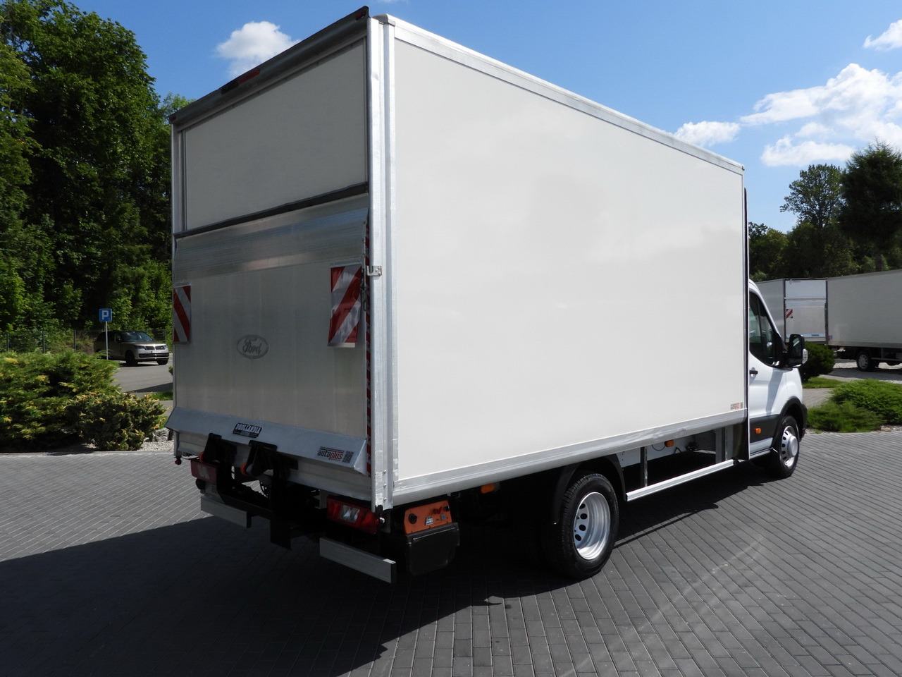 FORD TRANSIT BOX LIFT 8 PALLETS CRUISE CONTROL LED LIGHTS TWIN WHEELS AIR CONDITIONING 130HP - Jakeluauto: kuva FORD TRANSIT BOX LIFT 8 PALLETS CRUISE CONTROL LED LIGHTS TWIN WHEELS AIR CONDITIONING 130HP - Jakeluauto FORD TRANSIT BOX LIFT 8 PALLETS CRUISE CONTROL LED LIGHTS TWIN WHEELS AIR CONDITIONING 130HP - Jakeluauto: kuva FORD TRANSIT BOX LIFT 8 PALLETS CRUISE CONTROL LED LIGHTS TWIN WHEELS AIR CONDITIONING 130HP - Jakeluauto