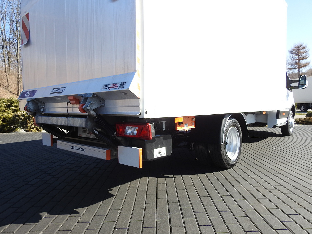 Jakeluauto FORD TRANSIT  BOX LIFT 8 PALLETS TWIN WHEELS AIR CONDITIONING  130HP: kuva Jakeluauto FORD TRANSIT  BOX LIFT 8 PALLETS TWIN WHEELS AIR CONDITIONING  130HP