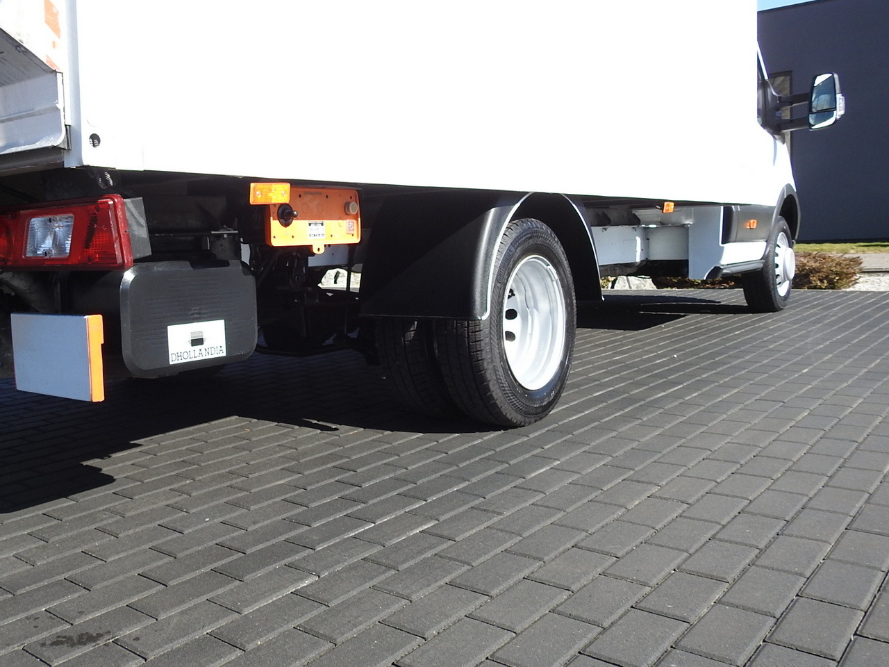 Jakeluauto FORD TRANSIT  BOX LIFT 8 PALLETS TWIN WHEELS AIR CONDITIONING  130HP: kuva Jakeluauto FORD TRANSIT  BOX LIFT 8 PALLETS TWIN WHEELS AIR CONDITIONING  130HP