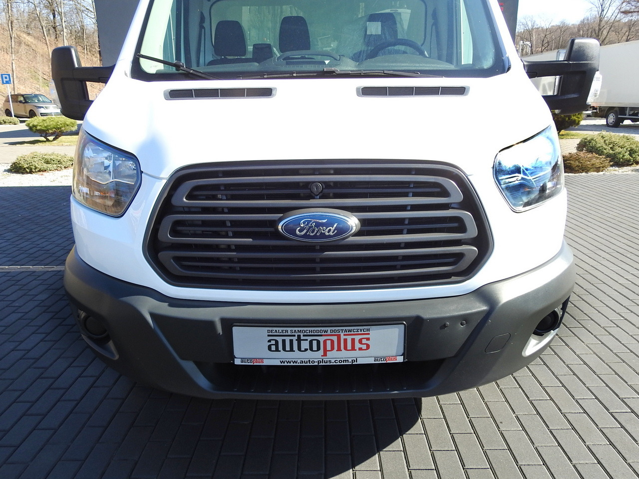 Jakeluauto FORD TRANSIT  BOX LIFT 8 PALLETS TWIN WHEELS AIR CONDITIONING  130HP: kuva Jakeluauto FORD TRANSIT  BOX LIFT 8 PALLETS TWIN WHEELS AIR CONDITIONING  130HP