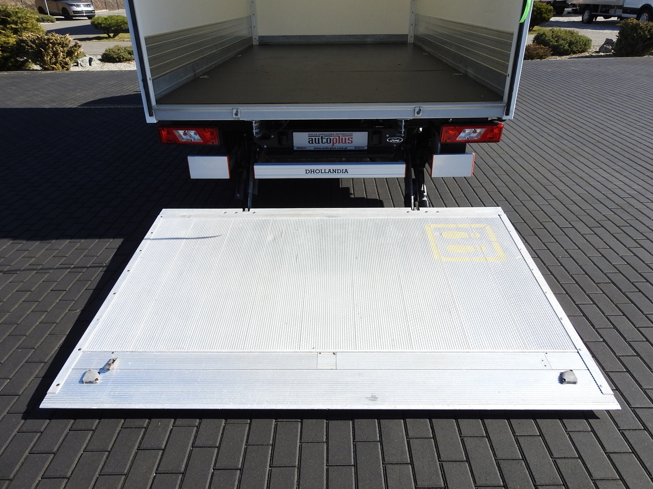 Jakeluauto FORD TRANSIT  BOX LIFT 8 PALLETS TWIN WHEELS AIR CONDITIONING  130HP: kuva Jakeluauto FORD TRANSIT  BOX LIFT 8 PALLETS TWIN WHEELS AIR CONDITIONING  130HP