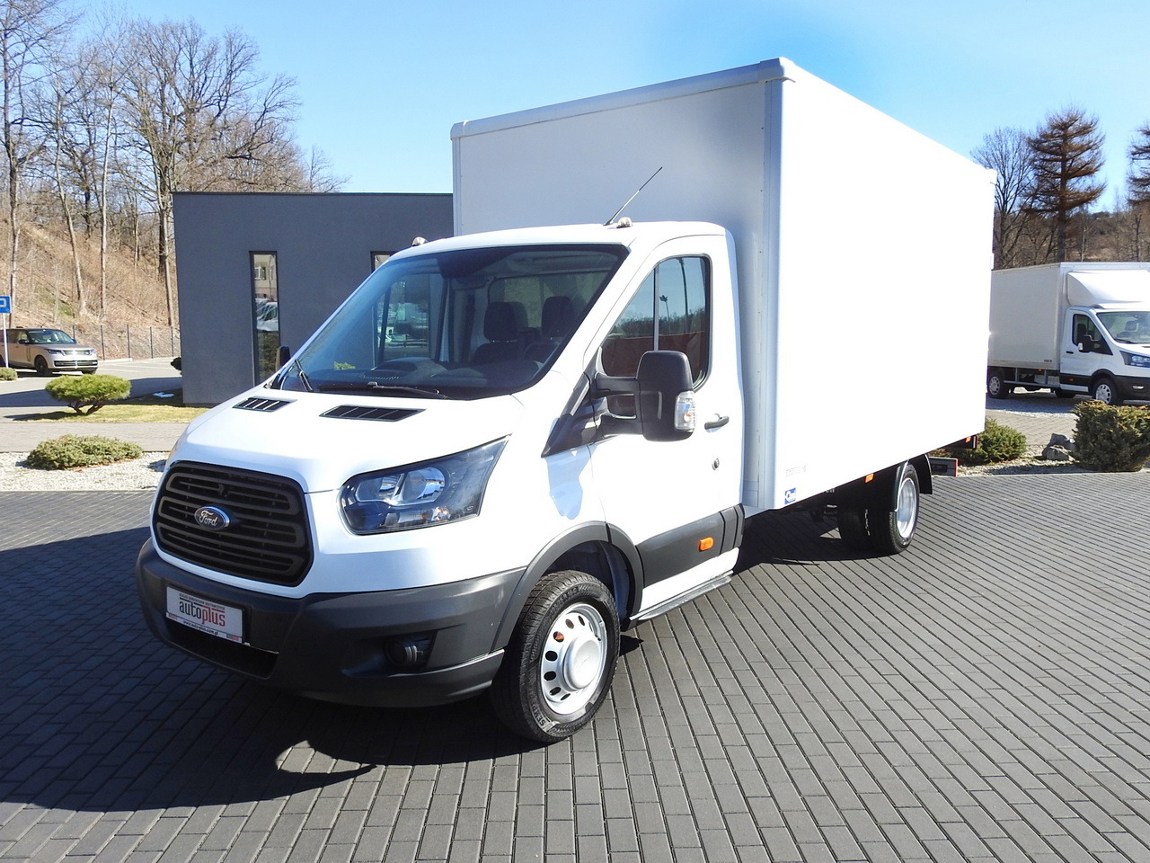 Jakeluauto FORD TRANSIT  BOX LIFT 8 PALLETS TWIN WHEELS AIR CONDITIONING  130HP: kuva Jakeluauto FORD TRANSIT  BOX LIFT 8 PALLETS TWIN WHEELS AIR CONDITIONING  130HP