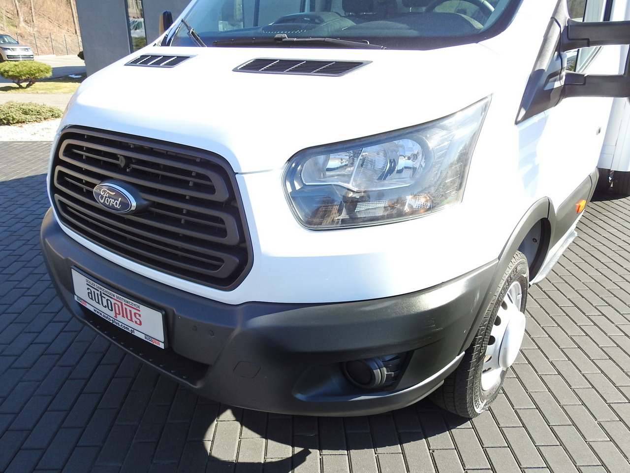 Jakeluauto FORD TRANSIT  BOX LIFT 8 PALLETS TWIN WHEELS AIR CONDITIONING  130HP: kuva Jakeluauto FORD TRANSIT  BOX LIFT 8 PALLETS TWIN WHEELS AIR CONDITIONING  130HP