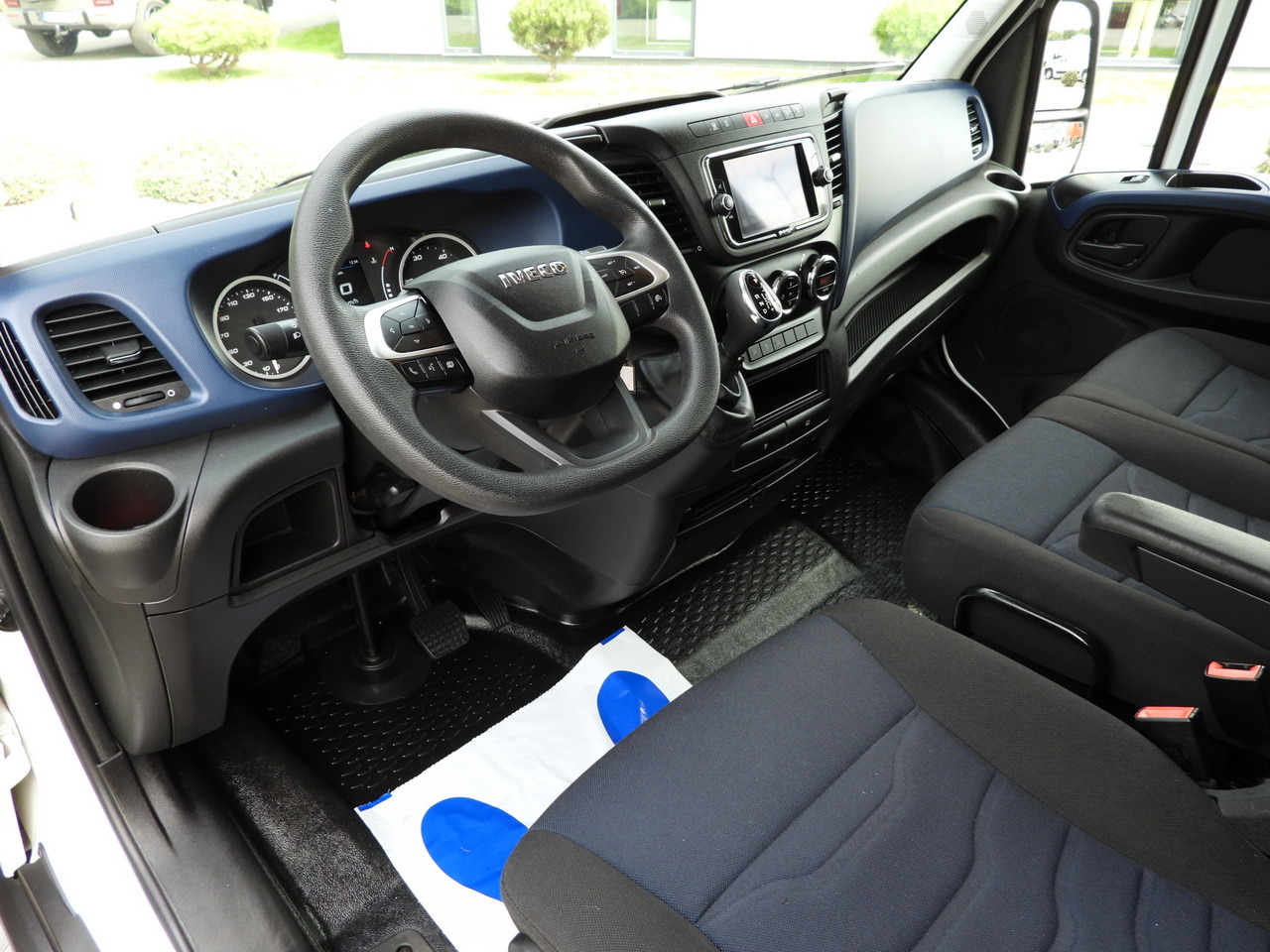 IVECO DAILY 35C16 BOX LIFT 8 PALLETS CRUISE CONTROL AUTOMATIC TRANSMISSION HI-MATIC TWIN WHEELS AIR CONDITIONING 160HP - Jakeluauto: kuva IVECO DAILY 35C16 BOX LIFT 8 PALLETS CRUISE CONTROL AUTOMATIC TRANSMISSION HI-MATIC TWIN WHEELS AIR CONDITIONING 160HP - Jakeluauto IVECO DAILY 35C16 BOX LIFT 8 PALLETS CRUISE CONTROL AUTOMATIC TRANSMISSION HI-MATIC TWIN WHEELS AIR CONDITIONING 160HP - Jakeluauto: kuva IVECO DAILY 35C16 BOX LIFT 8 PALLETS CRUISE CONTROL AUTOMATIC TRANSMISSION HI-MATIC TWIN WHEELS AIR CONDITIONING 160HP - Jakeluauto