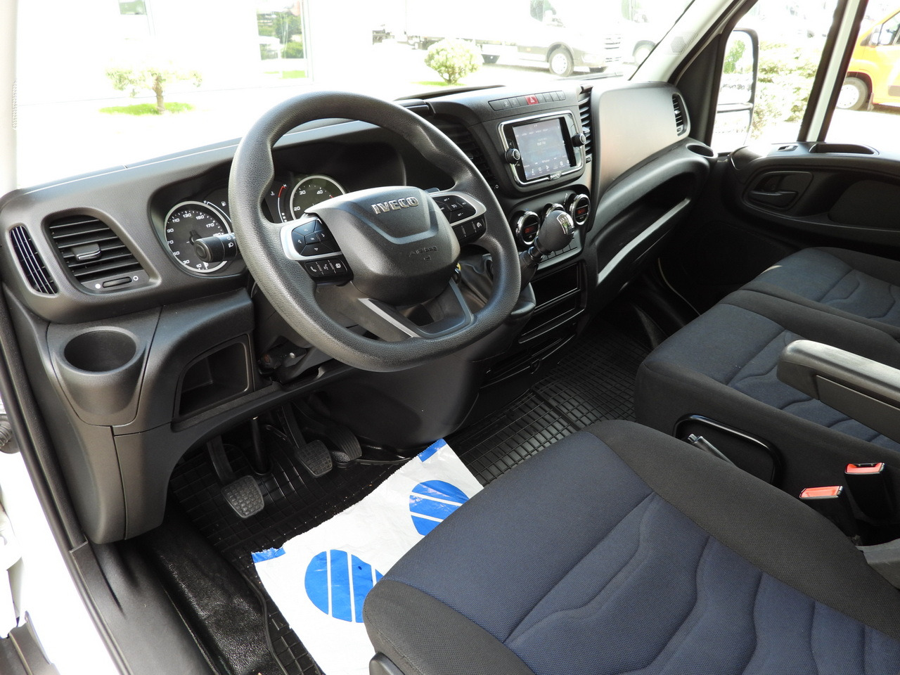 IVECO DAILY 35C16 BOX LIFT 8 PALLETS CRUISE CONTROL TWIN WHEELS AIR CONDITIONING 160HP - Jakeluauto: kuva IVECO DAILY 35C16 BOX LIFT 8 PALLETS CRUISE CONTROL TWIN WHEELS AIR CONDITIONING 160HP - Jakeluauto IVECO DAILY 35C16 BOX LIFT 8 PALLETS CRUISE CONTROL TWIN WHEELS AIR CONDITIONING 160HP - Jakeluauto: kuva IVECO DAILY 35C16 BOX LIFT 8 PALLETS CRUISE CONTROL TWIN WHEELS AIR CONDITIONING 160HP - Jakeluauto