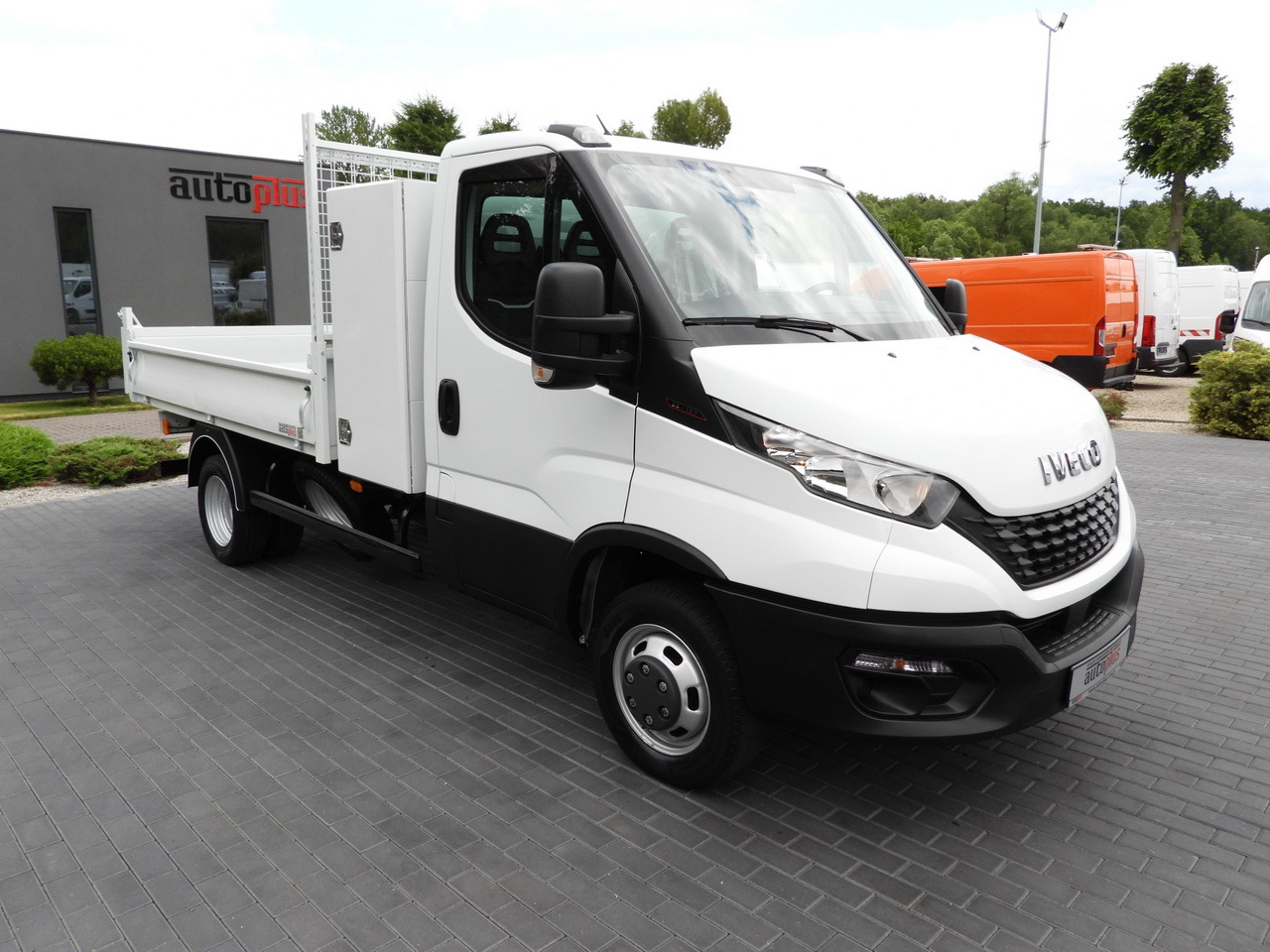 IVECO DAILY 35C16 TIPPER CRUISE CONTROL TWIN WHEELS AIR CONDITIONING 160HP - Kippilava-auto: kuva IVECO DAILY 35C16 TIPPER CRUISE CONTROL TWIN WHEELS AIR CONDITIONING 160HP - Kippilava-auto IVECO DAILY 35C16 TIPPER CRUISE CONTROL TWIN WHEELS AIR CONDITIONING 160HP - Kippilava-auto: kuva IVECO DAILY 35C16 TIPPER CRUISE CONTROL TWIN WHEELS AIR CONDITIONING 160HP - Kippilava-auto