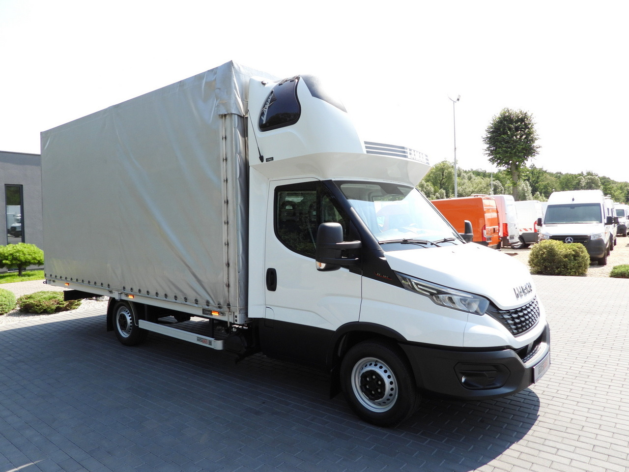 IVECO DAILY 35S18 TARPAULIN 10 PALLETS WEBASTO CRUISE CONTROL LED LIGHTS PNEUMATICS AIR CONDITIONING 180HP - Pressukapelli tavara-auto: kuva IVECO DAILY 35S18 TARPAULIN 10 PALLETS WEBASTO CRUISE CONTROL LED LIGHTS PNEUMATICS AIR CONDITIONING 180HP - Pressukapelli tavara-auto IVECO DAILY 35S18 TARPAULIN 10 PALLETS WEBASTO CRUISE CONTROL LED LIGHTS PNEUMATICS AIR CONDITIONING 180HP - Pressukapelli tavara-auto: kuva IVECO DAILY 35S18 TARPAULIN 10 PALLETS WEBASTO CRUISE CONTROL LED LIGHTS PNEUMATICS AIR CONDITIONING 180HP - Pressukapelli tavara-auto