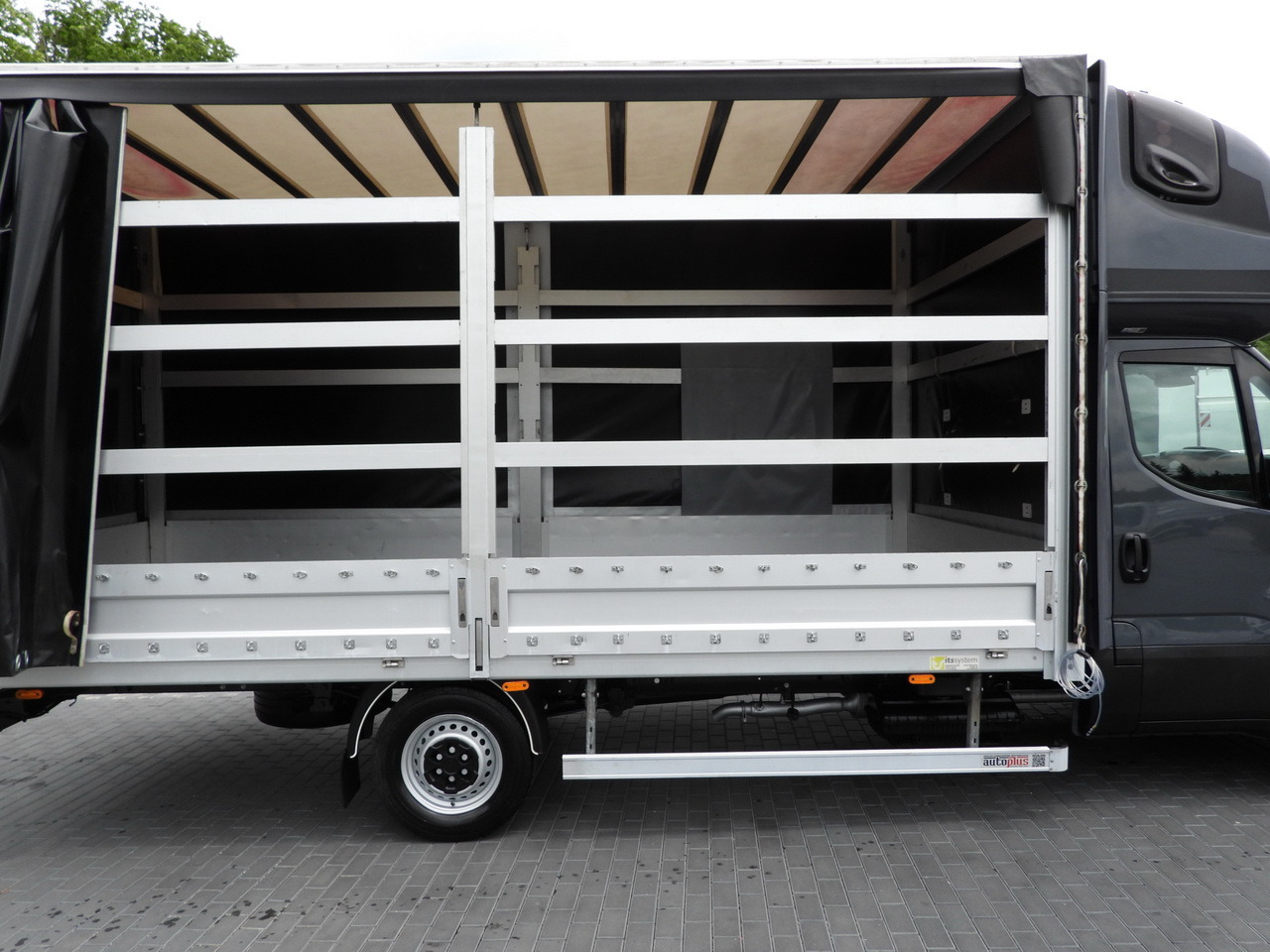 Pressukapelli tavara-auto IVECO DAILY 35S18 TARPAULIN 10 PALLETS WEBASTO CRUISE CONTROL PNEUMATICS AUTOMATIC TRANSMISSION HI-MATIC AIR CONDITIONING  180HP: kuva Pressukapelli tavara-auto IVECO DAILY 35S18 TARPAULIN 10 PALLETS WEBASTO CRUISE CONTROL PNEUMATICS AUTOMATIC TRANSMISSION HI-MATIC AIR CONDITIONING  180HP