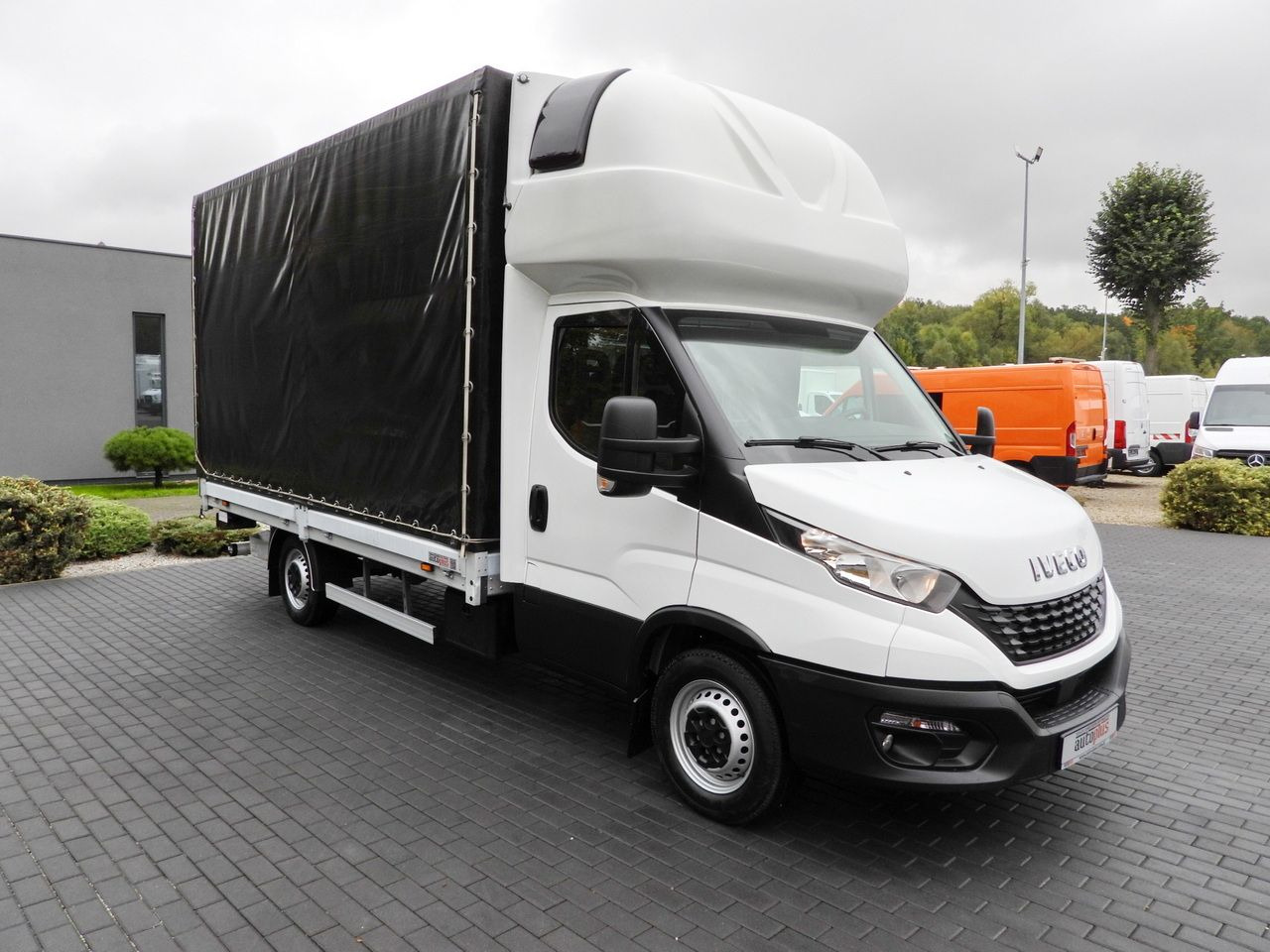 IVECO DAILY 35S18 TARPAULIN LIFT 8 PALLETS WEBASTO CRUISE CONTROL AIR CONDITIONING 180HP - Pressukapelli tavara-auto: kuva IVECO DAILY 35S18 TARPAULIN LIFT 8 PALLETS WEBASTO CRUISE CONTROL AIR CONDITIONING 180HP - Pressukapelli tavara-auto IVECO DAILY 35S18 TARPAULIN LIFT 8 PALLETS WEBASTO CRUISE CONTROL AIR CONDITIONING 180HP - Pressukapelli tavara-auto: kuva IVECO DAILY 35S18 TARPAULIN LIFT 8 PALLETS WEBASTO CRUISE CONTROL AIR CONDITIONING 180HP - Pressukapelli tavara-auto