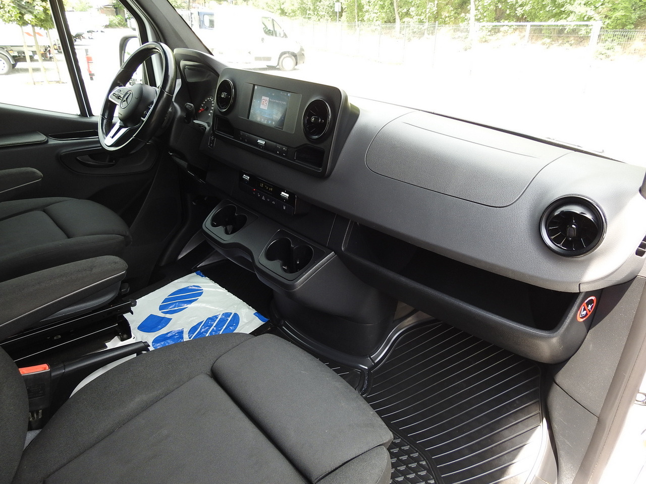 Pakettiauto MERCEDES SPRINTER BOX DELIVERY VAN 5 SEATS CRUISE CONTROL NAVIGATION AIR CONDITIONING AUTOMATIC TRANSMISSION   160HP: kuva Pakettiauto MERCEDES SPRINTER BOX DELIVERY VAN 5 SEATS CRUISE CONTROL NAVIGATION AIR CONDITIONING AUTOMATIC TRANSMISSION   160HP