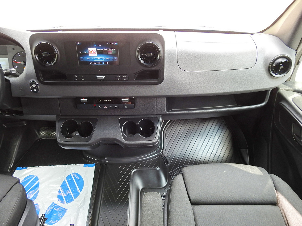 Pakettiauto MERCEDES SPRINTER BOX DELIVERY VAN 5 SEATS CRUISE CONTROL NAVIGATION AIR CONDITIONING AUTOMATIC TRANSMISSION   160HP: kuva Pakettiauto MERCEDES SPRINTER BOX DELIVERY VAN 5 SEATS CRUISE CONTROL NAVIGATION AIR CONDITIONING AUTOMATIC TRANSMISSION   160HP