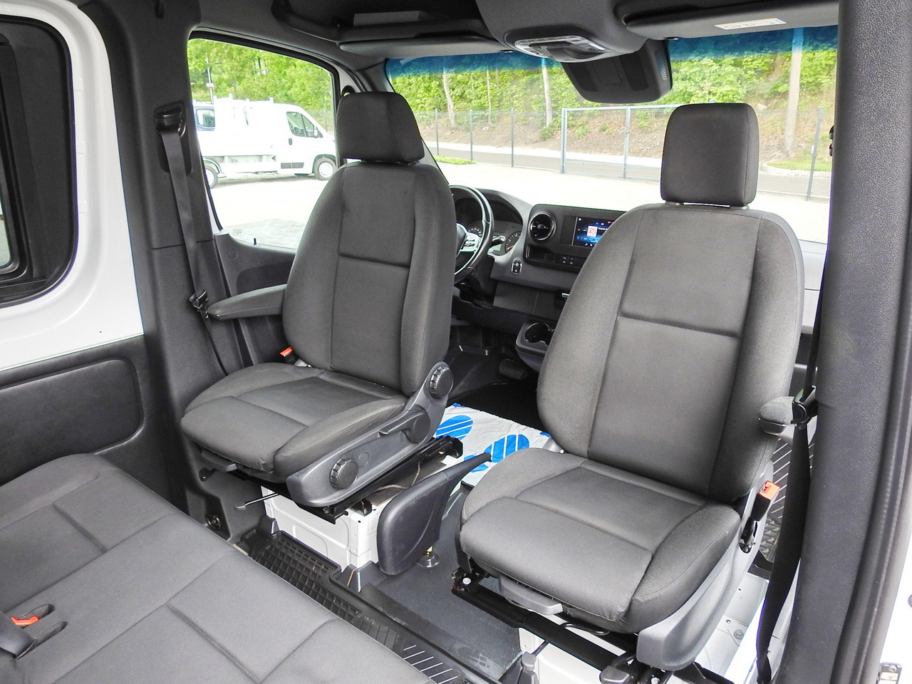 Pakettiauto MERCEDES SPRINTER BOX DELIVERY VAN 5 SEATS CRUISE CONTROL NAVIGATION AIR CONDITIONING AUTOMATIC TRANSMISSION   160HP: kuva Pakettiauto MERCEDES SPRINTER BOX DELIVERY VAN 5 SEATS CRUISE CONTROL NAVIGATION AIR CONDITIONING AUTOMATIC TRANSMISSION   160HP