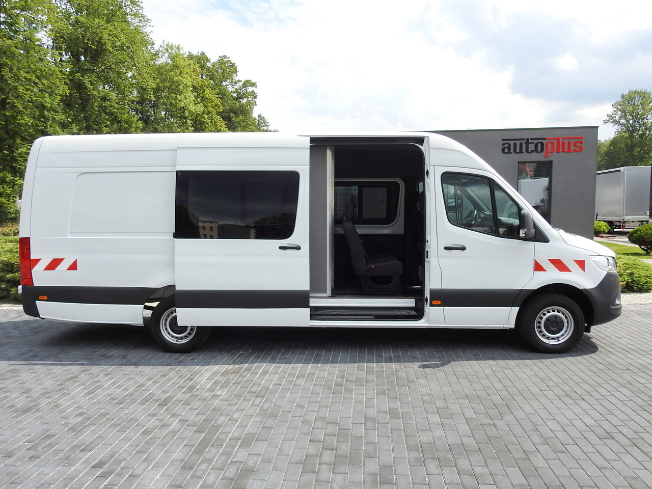 Pakettiauto MERCEDES SPRINTER BOX DELIVERY VAN 5 SEATS CRUISE CONTROL NAVIGATION AIR CONDITIONING AUTOMATIC TRANSMISSION   160HP: kuva Pakettiauto MERCEDES SPRINTER BOX DELIVERY VAN 5 SEATS CRUISE CONTROL NAVIGATION AIR CONDITIONING AUTOMATIC TRANSMISSION   160HP