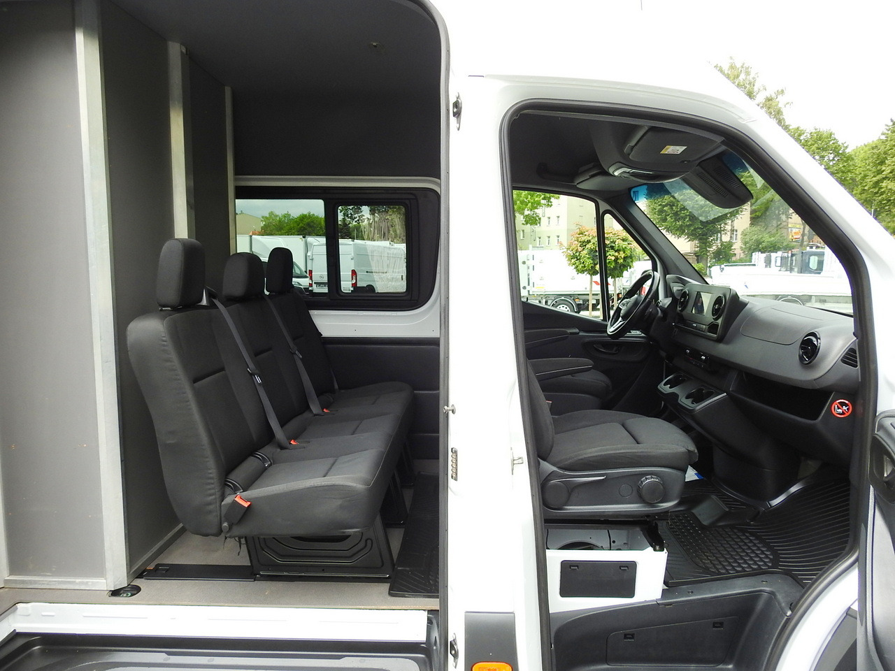 Pakettiauto MERCEDES SPRINTER BOX DELIVERY VAN 5 SEATS CRUISE CONTROL NAVIGATION AIR CONDITIONING AUTOMATIC TRANSMISSION   160HP: kuva Pakettiauto MERCEDES SPRINTER BOX DELIVERY VAN 5 SEATS CRUISE CONTROL NAVIGATION AIR CONDITIONING AUTOMATIC TRANSMISSION   160HP