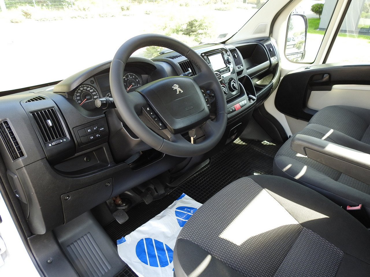 PEUGEOT BOXER THREE-WAY TIPPER AIR CONDITIONING 130HP - Kippilava-auto: kuva PEUGEOT BOXER THREE-WAY TIPPER AIR CONDITIONING 130HP - Kippilava-auto PEUGEOT BOXER THREE-WAY TIPPER AIR CONDITIONING 130HP - Kippilava-auto: kuva PEUGEOT BOXER THREE-WAY TIPPER AIR CONDITIONING 130HP - Kippilava-auto