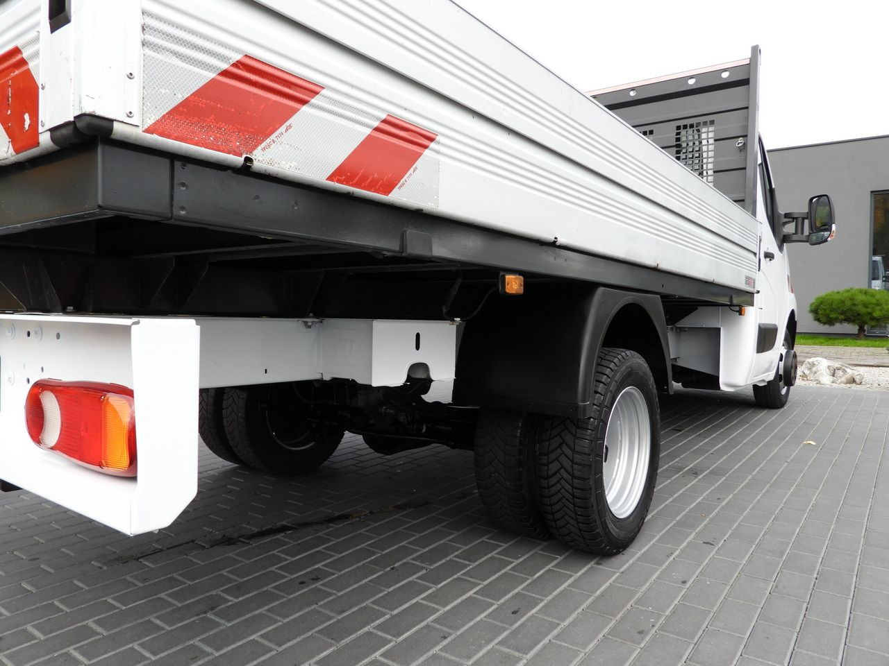 Avolava pakettiauto RENAULT MASTER STAKE BODY CRUISE CONTROL NAVIGATION TWIN WHEELS AIR CONDITIONING  130HP: kuva Avolava pakettiauto RENAULT MASTER STAKE BODY CRUISE CONTROL NAVIGATION TWIN WHEELS AIR CONDITIONING  130HP