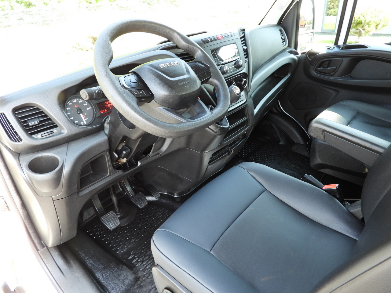 IVECO DAILY 35C16 TIPPER DOUBLE CABIN DOKA 6 SEATS TWIN WHEELS AIR CONDITIONING 160HP - Tavara-auto: kuva IVECO DAILY 35C16 TIPPER DOUBLE CABIN DOKA 6 SEATS TWIN WHEELS AIR CONDITIONING 160HP - Tavara-auto IVECO DAILY 35C16 TIPPER DOUBLE CABIN DOKA 6 SEATS TWIN WHEELS AIR CONDITIONING 160HP - Tavara-auto: kuva IVECO DAILY 35C16 TIPPER DOUBLE CABIN DOKA 6 SEATS TWIN WHEELS AIR CONDITIONING 160HP - Tavara-auto